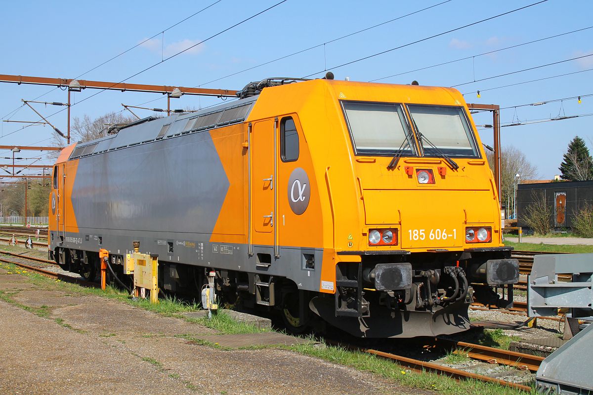 Eine 185 in dieser orange/silbernen Lackierung habe ich bislang noch nicht gesehen:
ATLU 185 606-1 (REV/Kassel/24.11.2020) Nordabstellung Pattburg/Padborg 17.04.2023