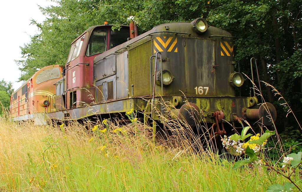 Einsam und verlassen stehen die Mx 1030 Ellen(reiner Ersatzteilspender) und die ehemalige DSB MT 167(sollte wieder aufgebaut werden) auf den Museumsgleisen der ContacRail in Padborg abgestellt. Der Zugang hierzu ist �ffentlich m�glich. Padborg 21.07.12