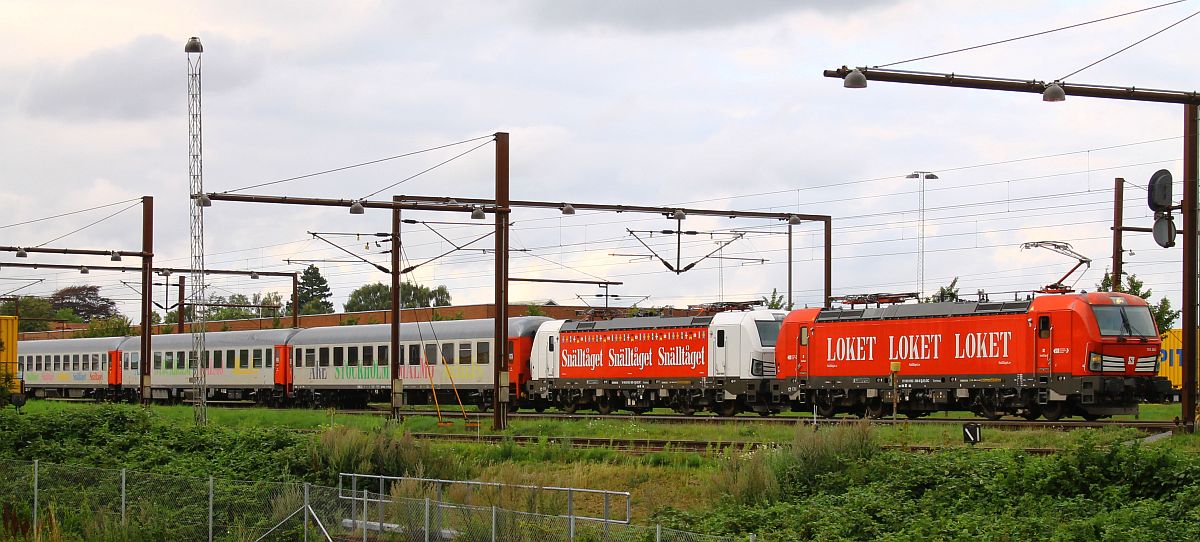 ELL/ELOC/Snälltåget 193 288 + die abgebügelte 193 965 vor dem Snälltåget D 305 nach Innsbruck Hbf bei der Ausfahrt aus dem Grenzbahnhof Pattburg/Padborg, 29.07.2023 
