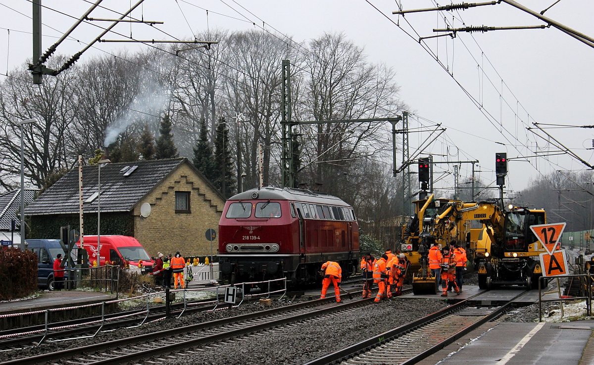 ELV 218 139-4 passiert die Kollegen am B� in Owschlag. 29.12.2020