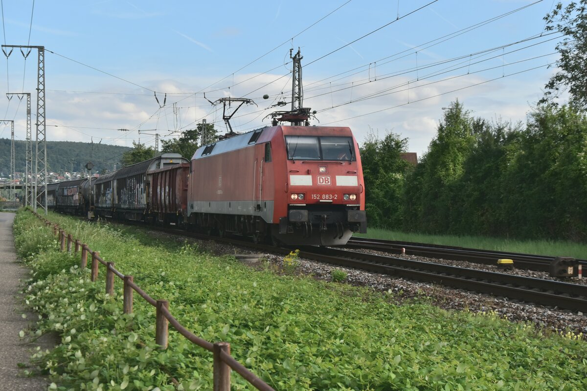 Gerade verlässt 152 083 Neckarelz in Richtung Binau. Zuvor war sie mit ihrem Mischer aus dem Osterburkener Abzweig ins Gleis 4 geleitet worden. Hier musste sie erst einem RE und einer S1 den Vortritt lassen, sowie auf einen S1 Zug nach Gleis3 warten. Freitag den 26.7.2024
28.07.2024 Andreas Strobel 