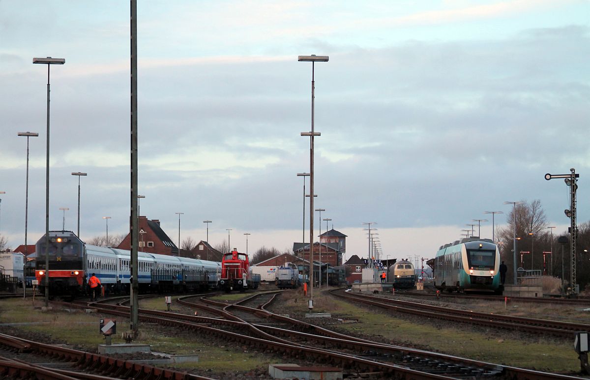 Hochbetrieb im Bahnhof Niebüll am Abend des 31.01.2021: Im Gbf hat die Hectorrail 861.003 die RDC Reisezugwagen abgestellt, die RDC 363 180 sowie die Vossloh 4125 005 haben Wochenendruhe, die RP 218 480 sollte mit dem IC 2073 schon längst Richtung Dresden abgefahren sein und der ARRIVA VT rangiert.  