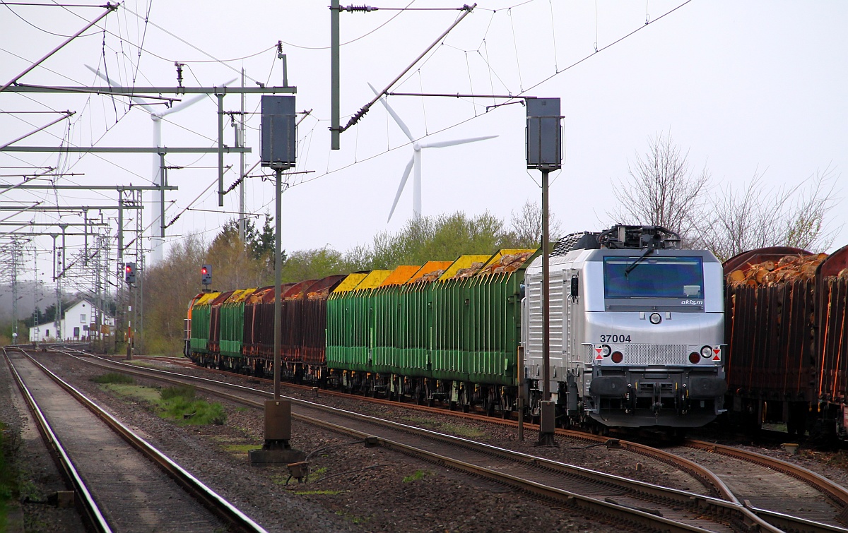 Holzverladung Jübek 4: Akiem 37004 mit dem nun angekuppelten ersten Teil der beladenen Holzwagen, hinten wartet die northrail MaK, der Zug verließ gegen 20.30h Jübek als DGS 91002 Richtung Büchen. Jübek 14.04.14
