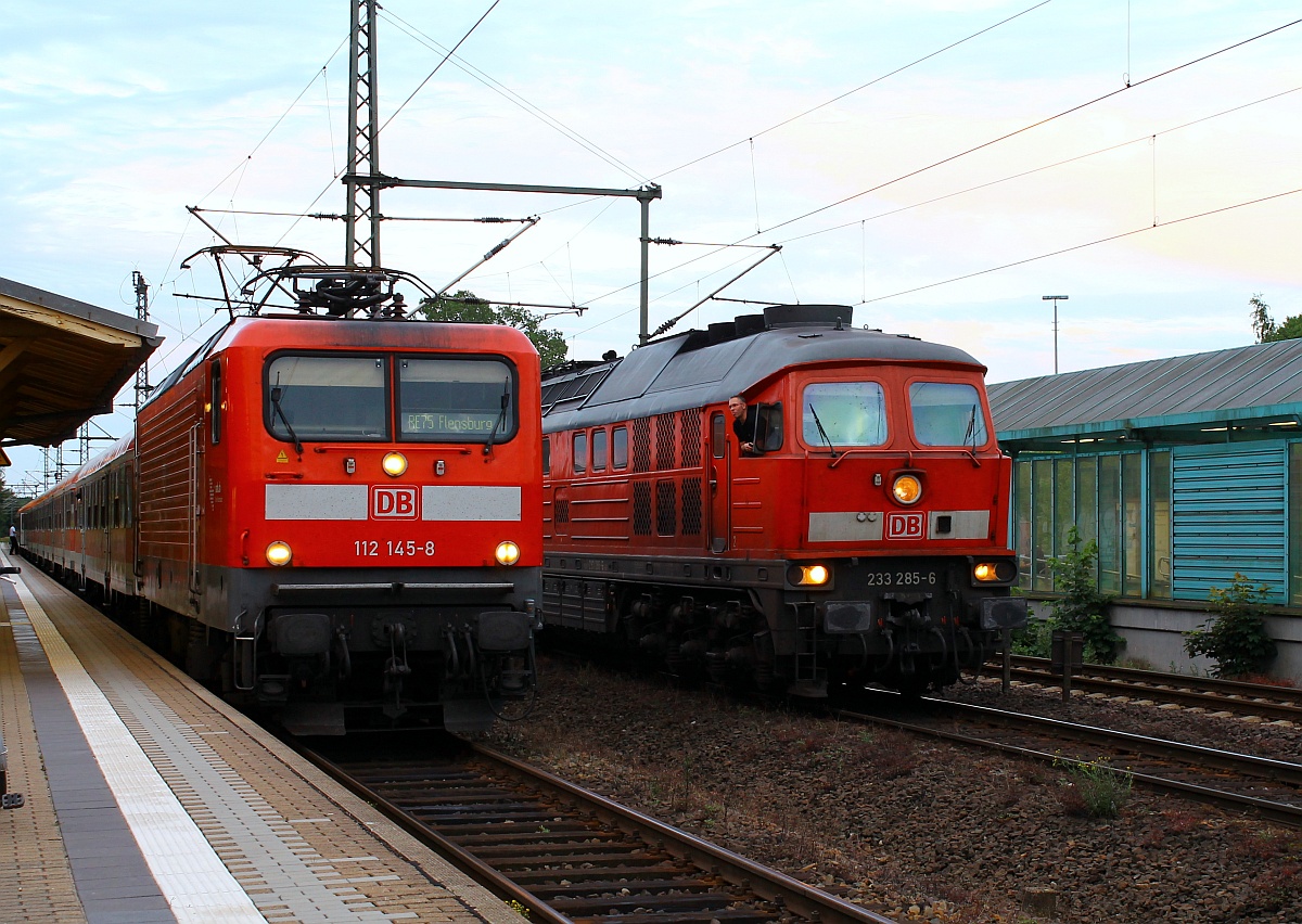 Klönschnack unter Kollegen...während 233 285 mit ihrem Gz wartet kam die 112 145 mit dem RE75(Flensburg-Rendsburg)nach Schleswig gefahren. Kurz nach der 112 kam eine gelbe 189(ES64F4-095) durch Schleswig gefahren leider so schnell das ein Foto nicht möglich war. Schleswig 14.07.2015