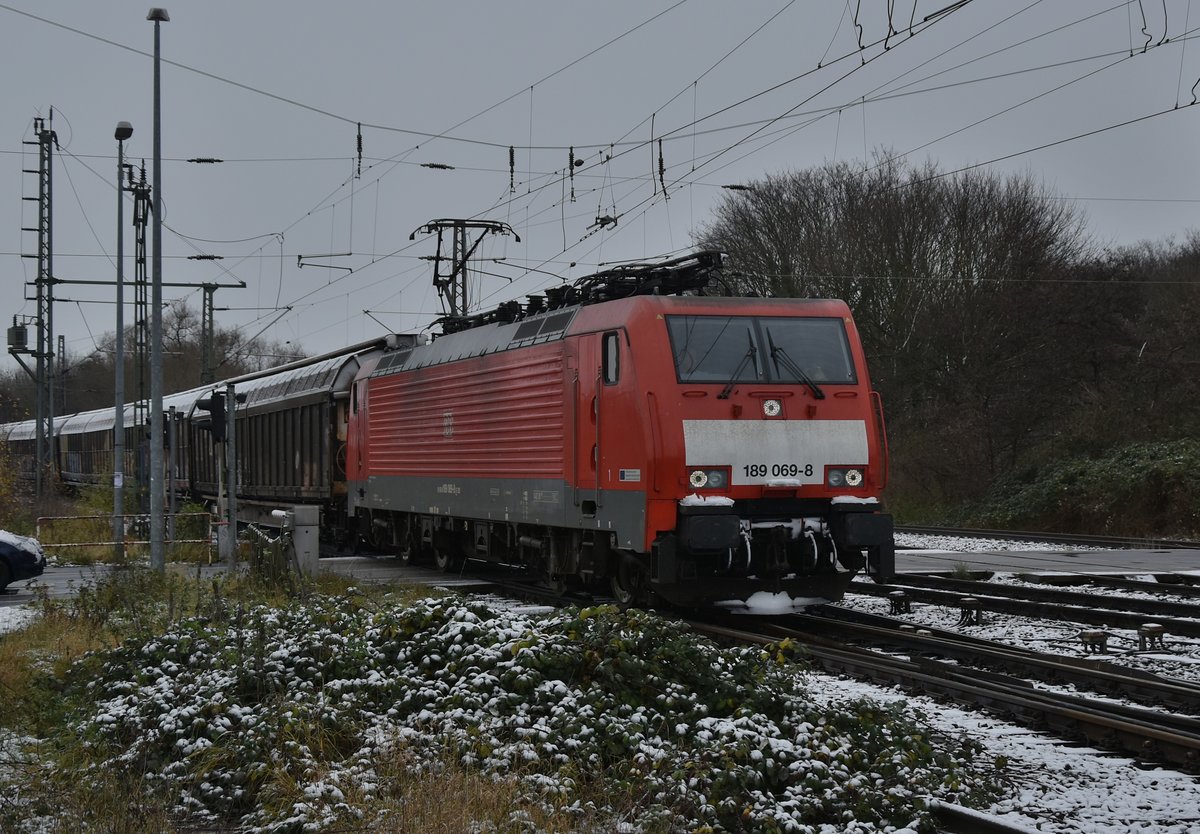 Mit Schiebewandwagen kommt die 189 069-8 am 9.12.2017 beim Bü Blumenstraße durch Grevenbroich gen Köln gefahren. 