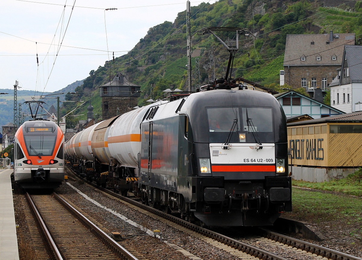 MRCE/DB 182 509-1/ES64U2-009 rauscht hier mit einem Öler am Haken vorbei am wartenden VIAS 406 durch Kaub am Rhein. 13.09.2013