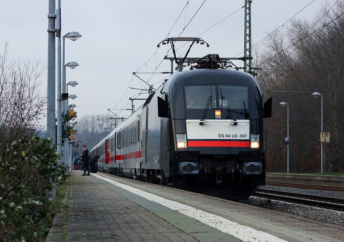 MRCE/DB 6182 507-4(ES64U2-007, REV/Lz/31.07.14) hatte heute die Aufgabe den IC 2197 von Flensburg nach K�ln zu ziehen. Hier konnten Lok und Zug im Bhf Schleswig festgehalten werden. 03.01.2016