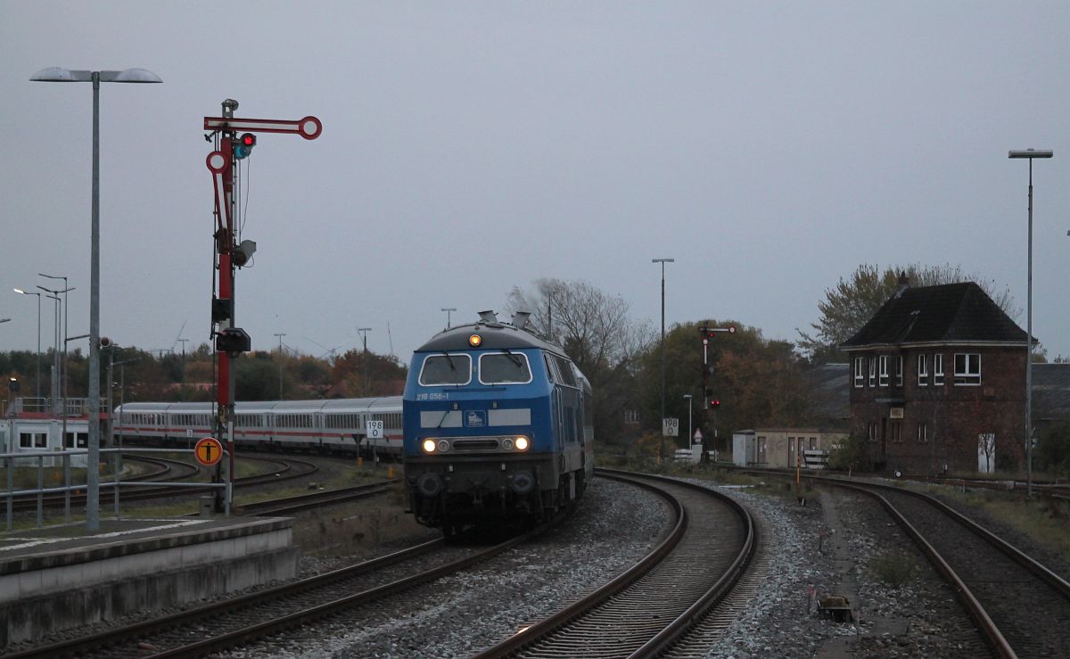 Mt einer Stunde Verspätung fährt die PRESS 218 454 (218 056) mit dem IC 2310 beim letzten Licht der diesjährigen Sommerzeit in den den Bahnhof Niebüll ein, 30.10.2021