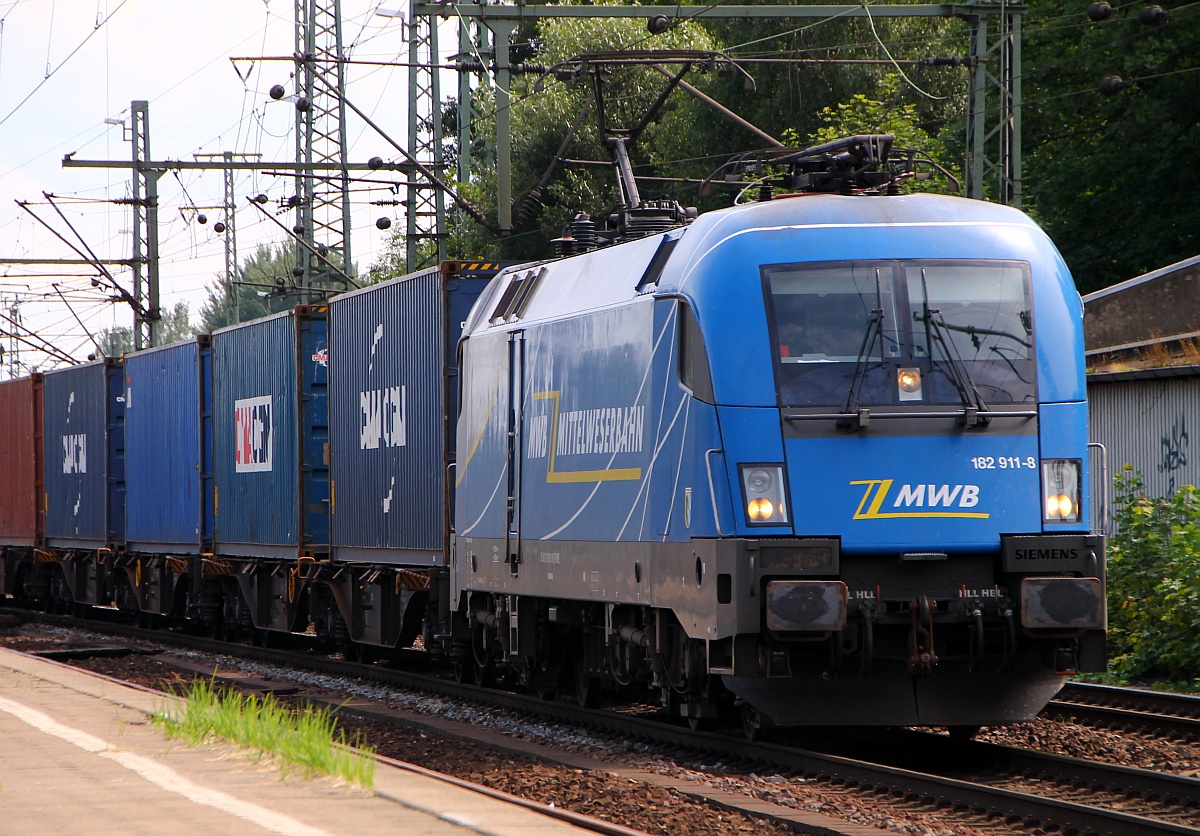 MWB 182 911-8(2003 für die ÖBB als 1116 131-2 unter der Nr 20582 gebaut,REV/LD X/15.11.07, Verl/LD X/15.11.14))ist nach ihrem Unfall 2013 in Vieselbach seit längerem wieder unterwegs und rumpelt hier mit einem Kistenzug durch HH-Harburg. 06.08.2014