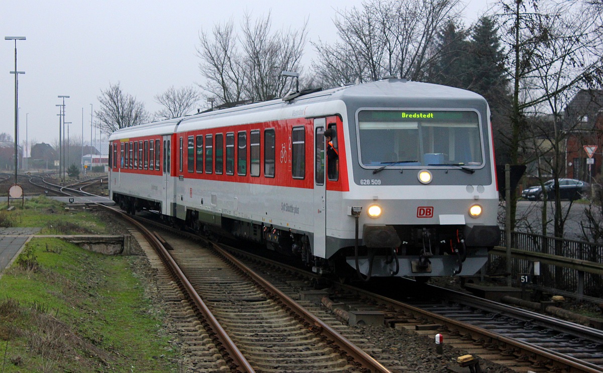 Nachdem 0628 509/0928 509  Westerland  mit dem SyltShuttle angeliefert wurde fing er mit seinen Rangierfahrten an um ins Regelgleis nach Bredstedt zu kommen. Niebüll 19.12.2015
