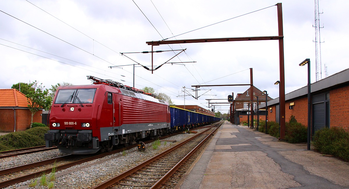 PRESS 189 800-6 mit einem 20 Wagen frisch reviosinierter Eaos Wagen von Axbenet Slowakia. Pattburg 13.05.2022 II