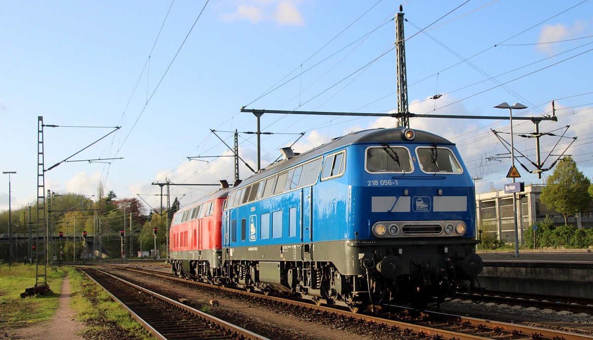 PRESS 218 454-7 (056-1) und 218 406-7 warten in Itzehoe auf Weiterfahrt. 25.04.2023 M.S/D.P