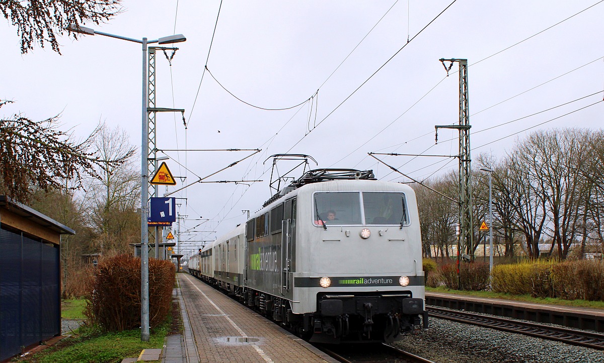 RailAdventure 111 xxx hatte in Pattburg/DK zwei Dmz090 und 4 Sfps Begleitwagen abgeholt und f�hrt hier gen S�den durch J�bek. 06.04.2022