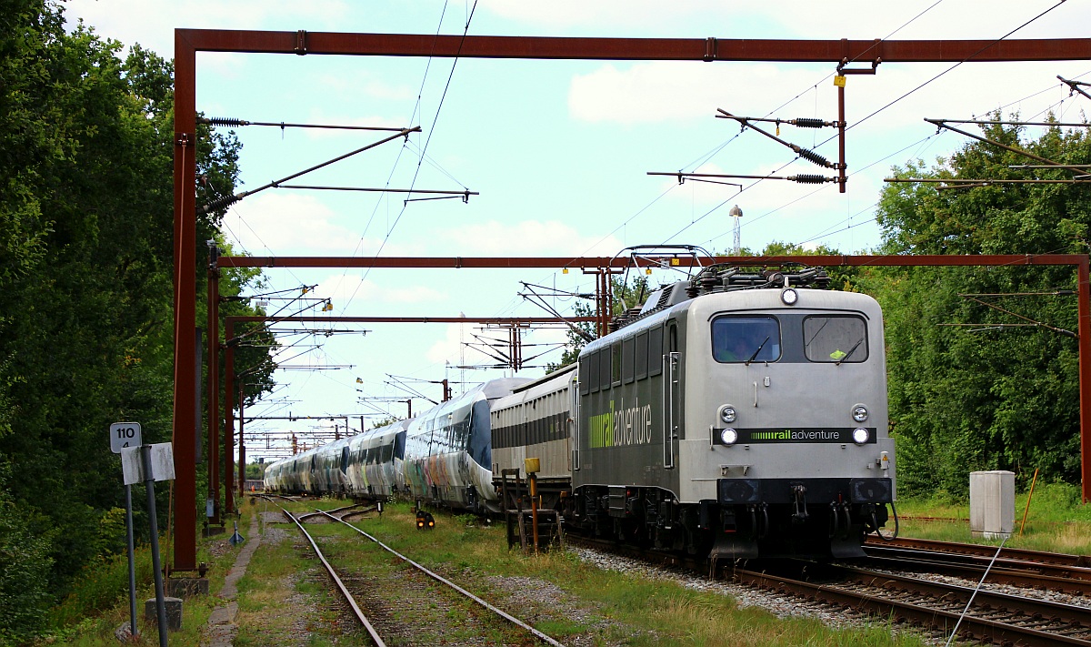 Railadventure 139 558-1 + RailAdv Habfis + 57/6723+19+22+17+16+05+11+07+04 + RailAdv Habfi als DbZ 42795 auf dem Weg nach Neum�nster. Ausfahrt Pattburg/DK mit lautem Pfiff/Gru�! 08.08.2022 (2)