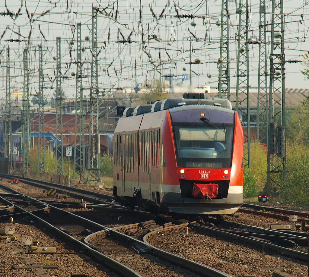 RBSH 648 002/502 kam aus Kiel und hat hier Einfahrt in Neumünster. 21.04.2011