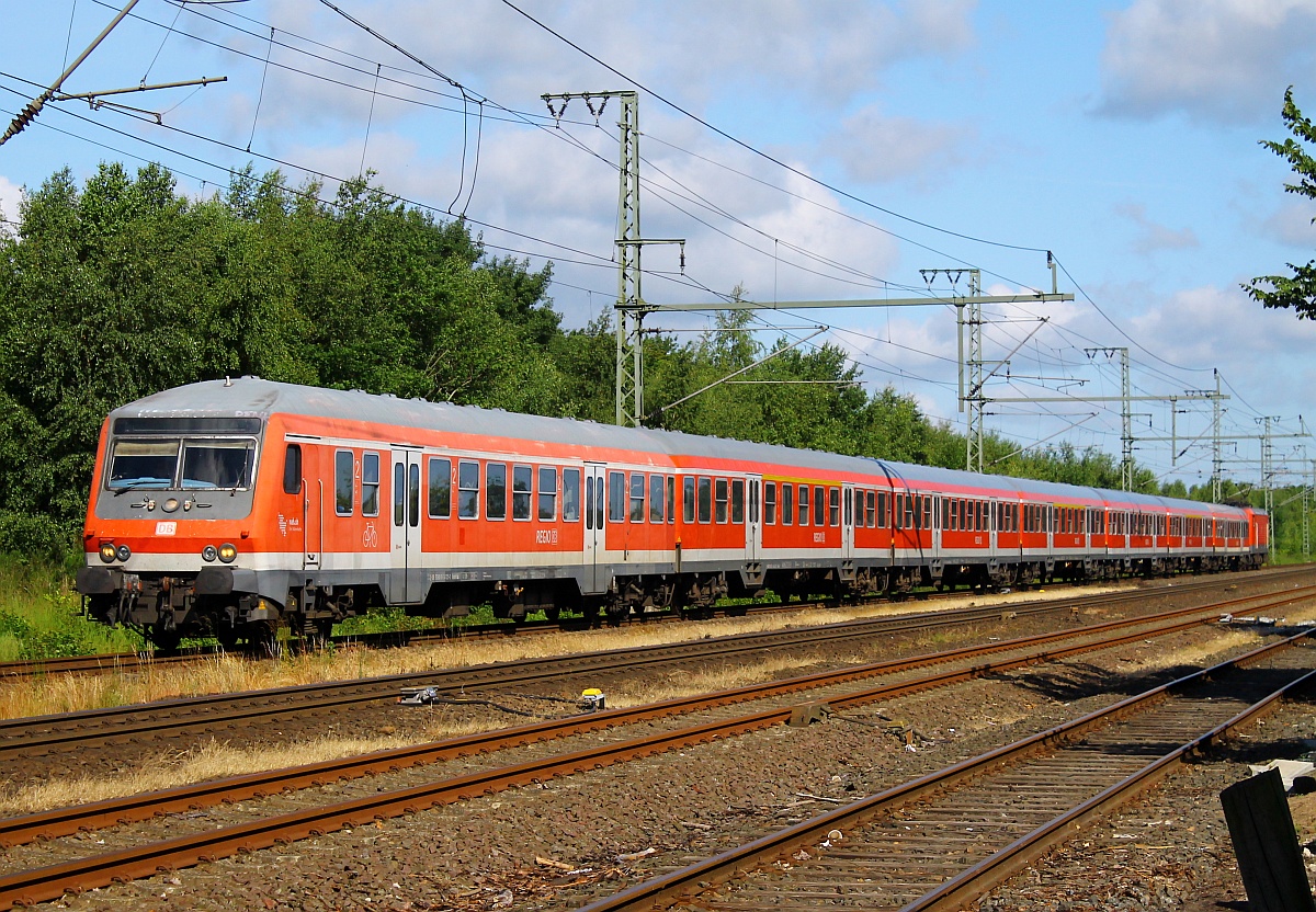 RE7 von Flensburg nach Hamburg hier bei der Einfahrt in Jübek, Schublok ist die 112 149-0(REV/LD X/20.05.09, Verl/AK/19.05.16). Jübek 28.06.2015