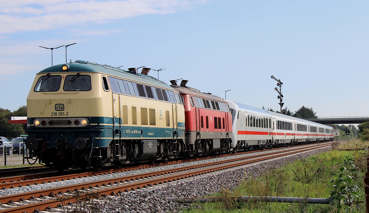 RPRD 218 381-2, REV/RPRS/03.02.21 mit DB 218 385 mit IC 2072 Einfahrt Niebüll. 26.09.2021