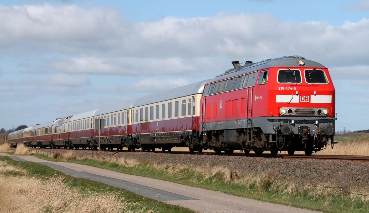 S-Bahn Hamburg 218 474-5 mit AKE  Rheingold  Richtung Hamburg, S�dermarsch b. Husum 31.03.2019