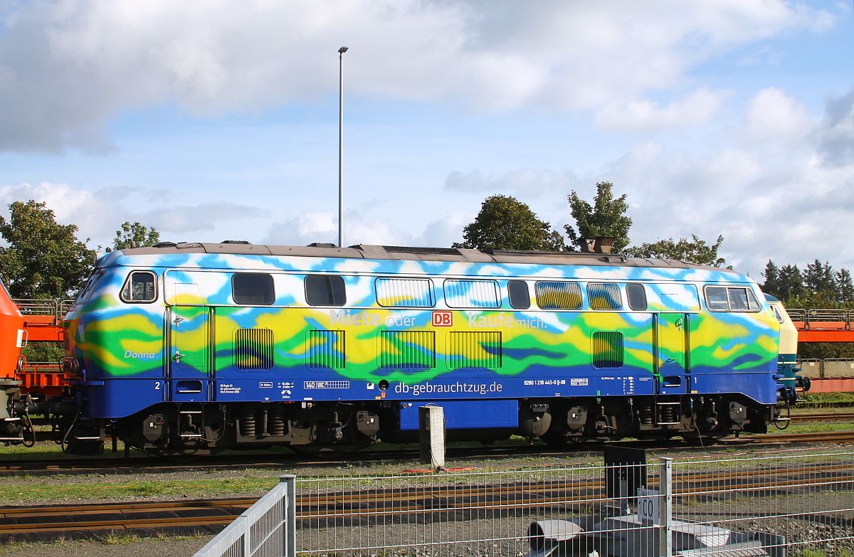 Seitenaufnahme der DB-Gebrauchtzug 218 443 in Tourisik-Lackierung im Bw Niebüll, 22.09.2025