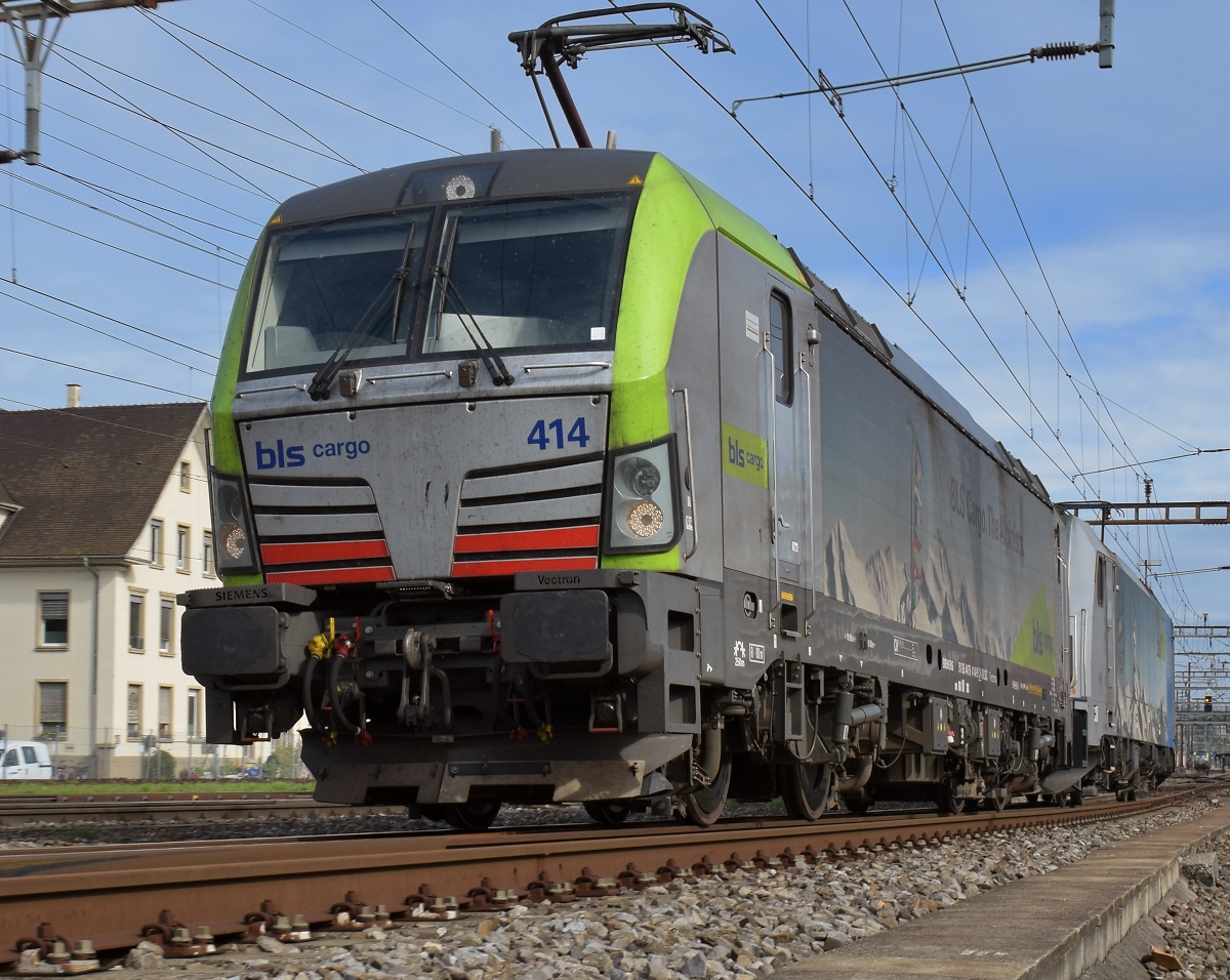 Vectroneninvasion: 475 der BLS öffnete das Tor für die lange verschmähten Siemensloks in die Schweiz. Erstaunlicherweise verträgt sie sich im Betrieb durchaus mit Loks der Konkurrenz. Hier 475 414 in Pratteln, November 2018. Fotostandort Güterstrasse.
