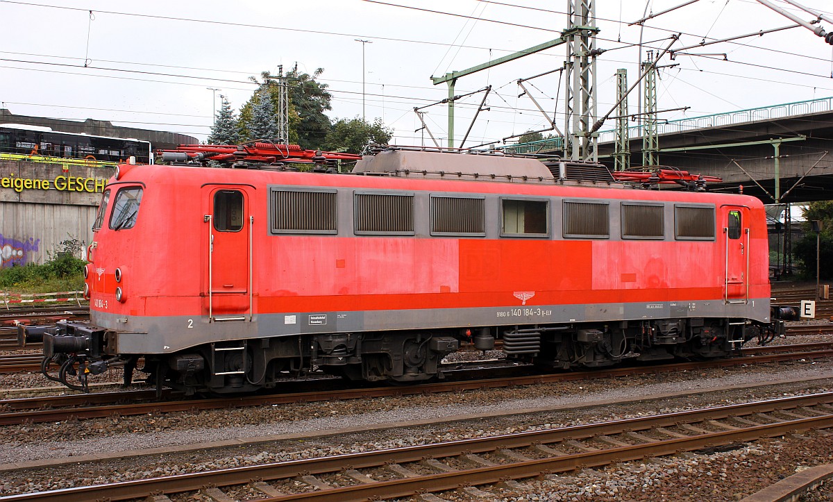 Wirklich schön sieht die Vienenburger Lady E40 184/ 140 184-4(REV/LD X/09.02.15) nicht aus aber die roten Panthos und so einige andere Dinge lassen erahnen das sie bald neuen Lack bekommt...HH-Harburg 02.10.2015