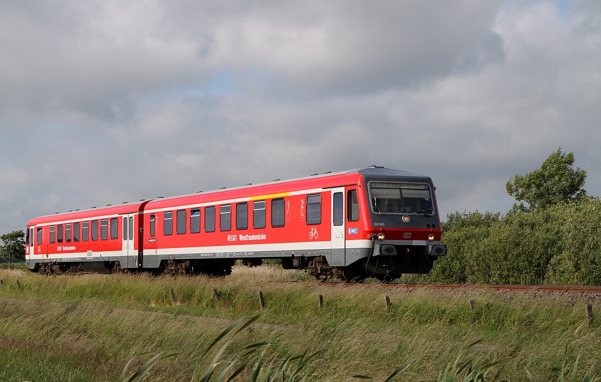 Zweiter Gast der Westfrankenbahn ist der VT 628/928 685 der hier gerade Husum Richtung T�nning/ St.Peter-ording verl�sst. 17.06.2017 (05700)