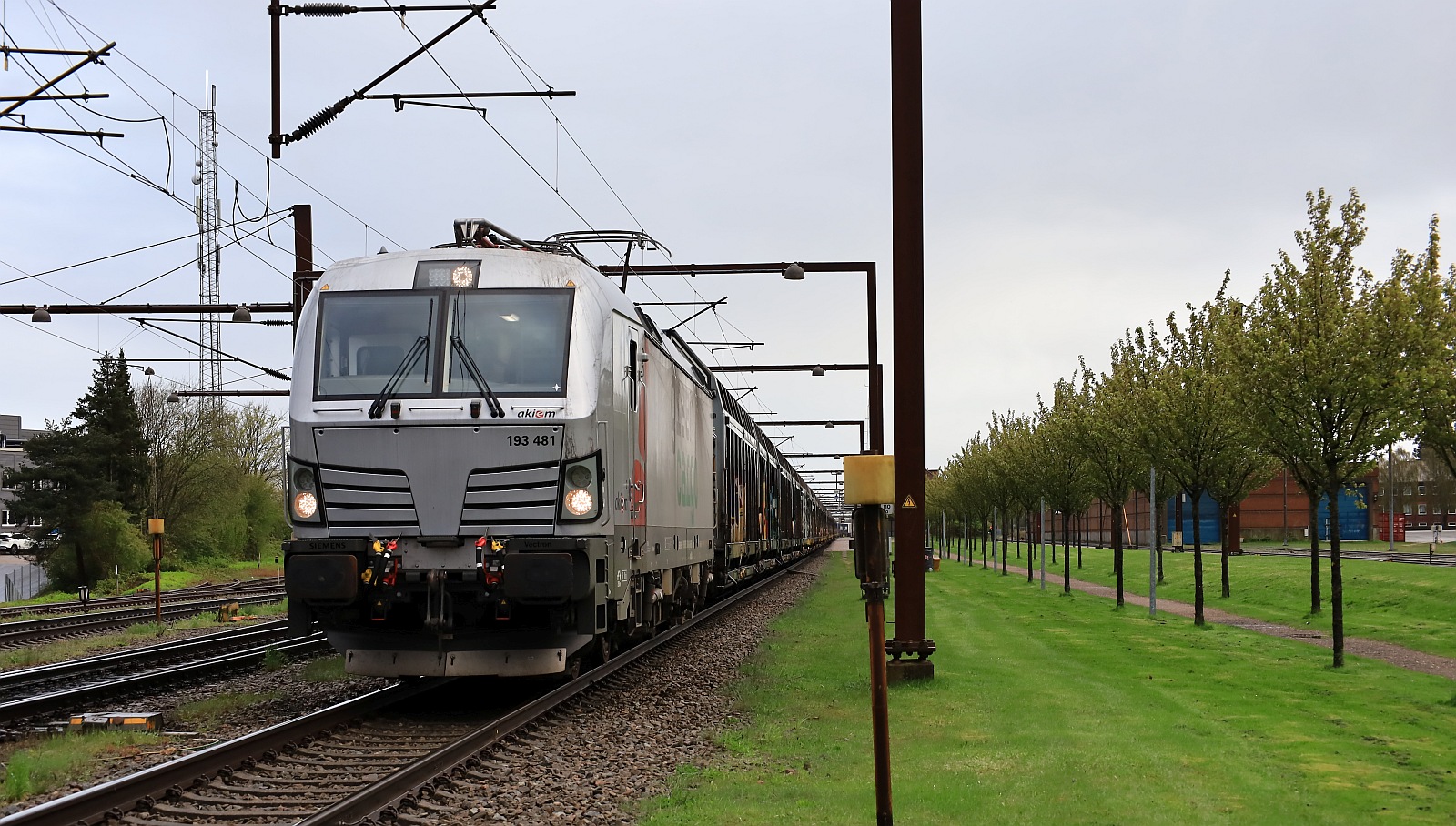 AKIEM/GreenCargo 193 481-9, REV/MMAL/25.10.23 mit dem Volvo-Zug abfahrbereit gen Süden. Pattburg/DK 19.04.2024