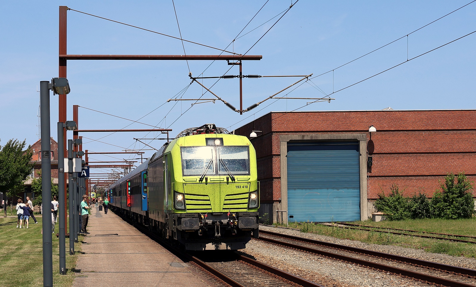 ATLU/GC 193 410-8 mit SJ/RDC Nachtzug im Bhf Pattburg. Die Lok wird gerade abgekuppelt. 21.06.2025