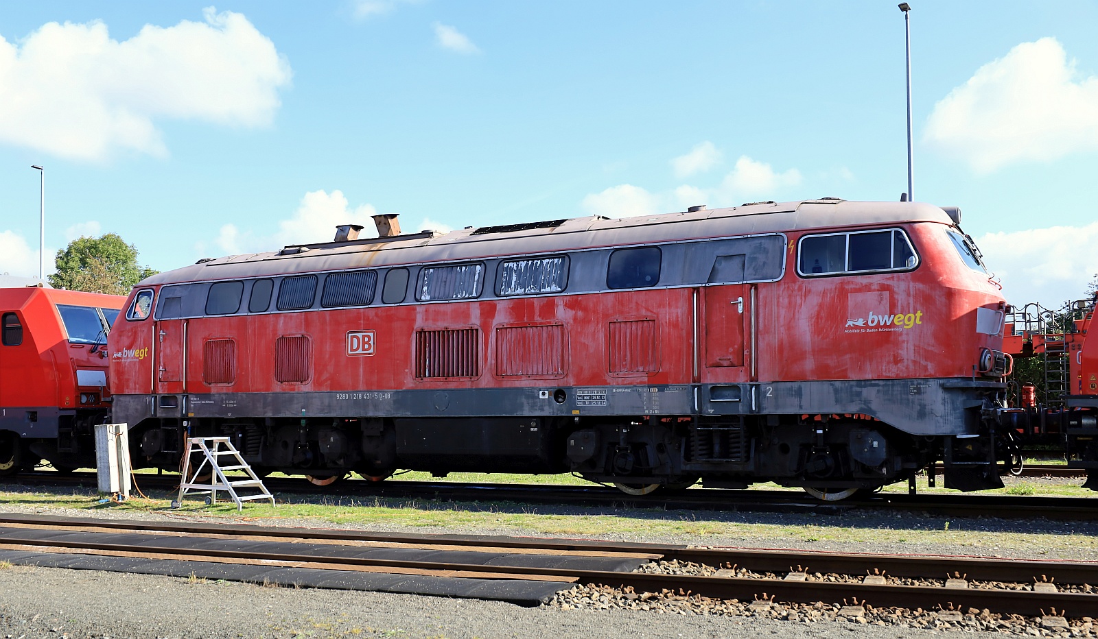 Auch in Nieb�ll die leicht abgerockt wirkende Ulmer 218 431-5 REV/HB X/27.12.16, Verl/MMF/26.12.23, Verl/TU/25.12.24 mit neuen Achsen/R�dern abgestellt am Bw in Nieb�ll. 05.10.2024