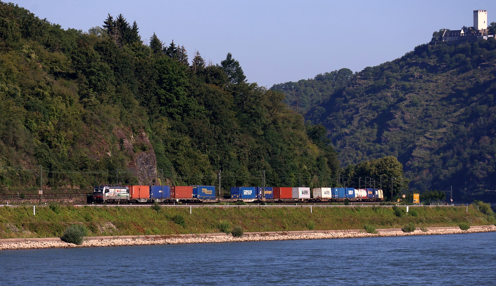 Aus Richtung Bad Salzig kommend, SBB 193 139-3 mit Containerzug unterwegs Richtung Bingen. Kestert 11.08.2025