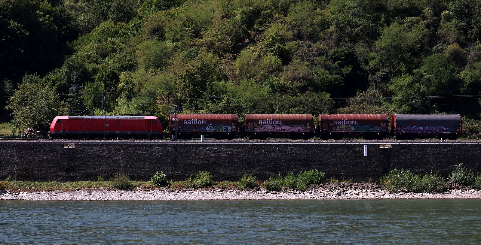 DB 185 008-0 mit modelbahngerechtem Güterzug auf dem Weg Richtung Bingen. Kestert 11.08.2025