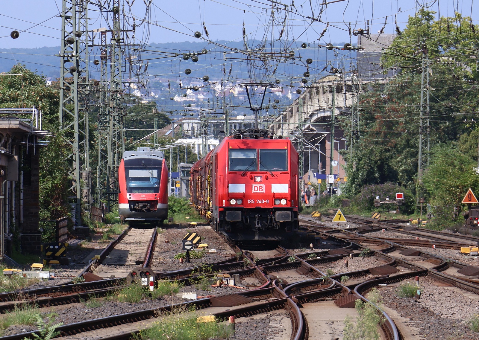 DB 185 240-9 REV/ASK Fw510/13.02.24 mit einem Ganzzug bestehend aus Ermewa Shimmns Wagen, Einfahrt Koblenz Hbf 12.08.2025