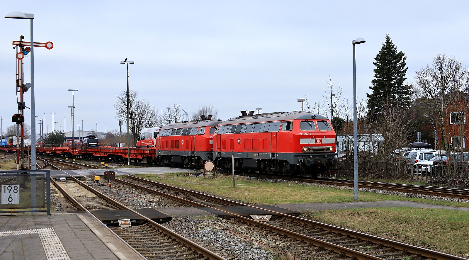 DB 218 366-3 REV/HB X/29.11.16, Verl/ANB/29.11.24 und 218 397-8 REV/HB X/03.03.17, Verl/ANB/08.03.24 mit SyltShuttle Einfahrt Nieb�ll Bahnhof 27.02.2024