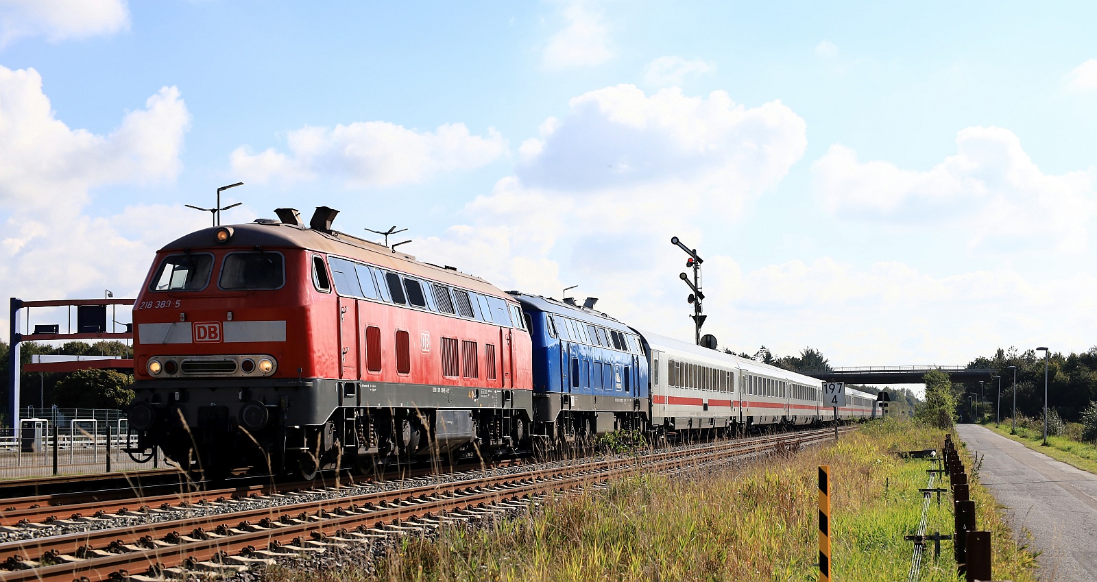 DB 218 389-5 REV/HB X/17.11.17, Verl/ANB/25.02.25 + 218 412-5(058-1) REV/LS X/30.05.22 mit IC 2214 Einfahrt Nieb�ll. 05.10.2024