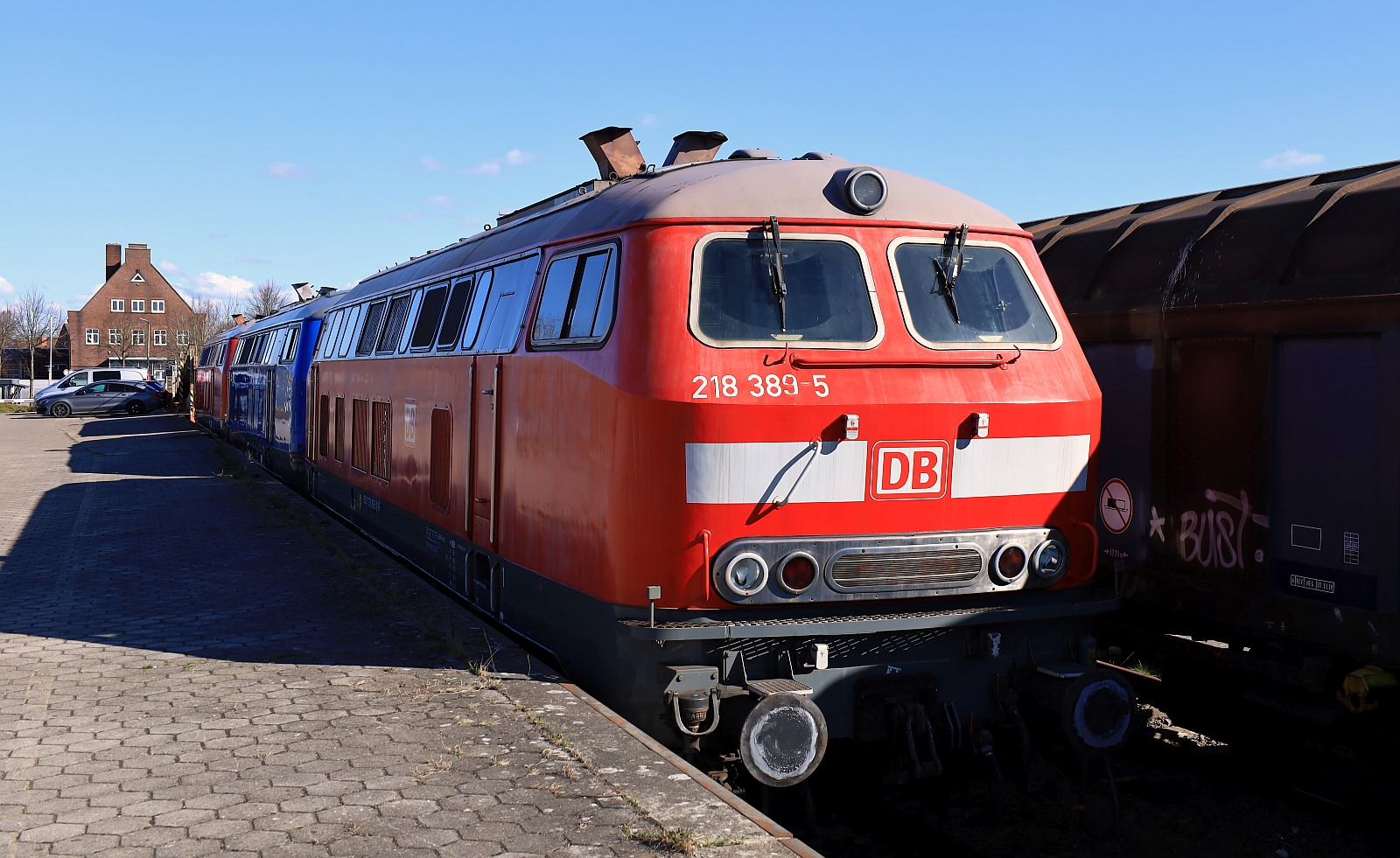 DB 218 389-5 REV/HB X/17.11.17 Verl/ANB/25.02.25 + PRESS 218 454-7 REV/LS X/27.07.20 + DB 218 835-7 REV/BCS X/22.09.21 abgestellt im Gbf Niebüll 06.04.2025