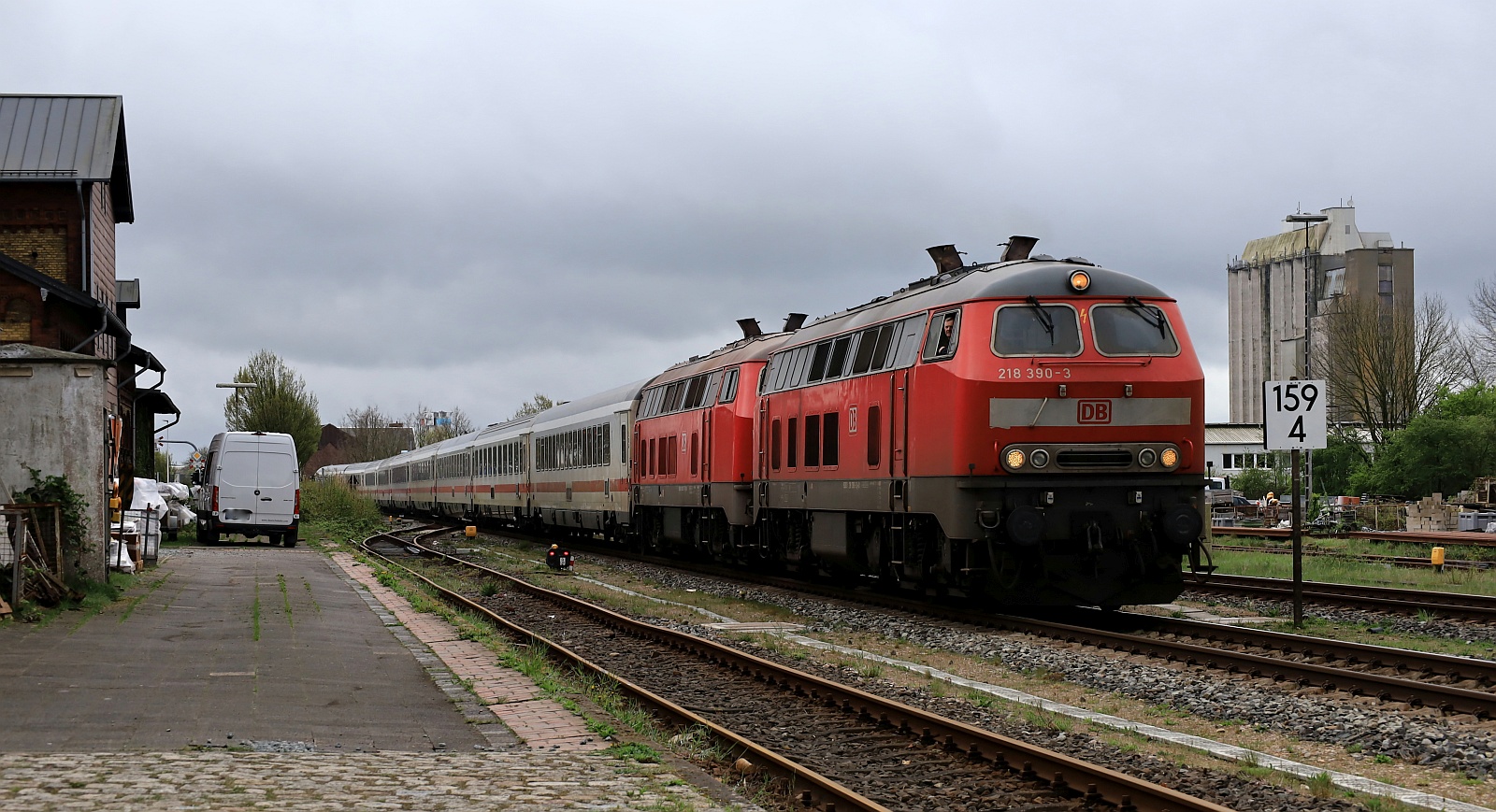 DB 218 390-3 und 218 307-7 mit dem IC 2074/2076 nach Niebüll/Westerland Ausfahrt Husum. 20.04.2025