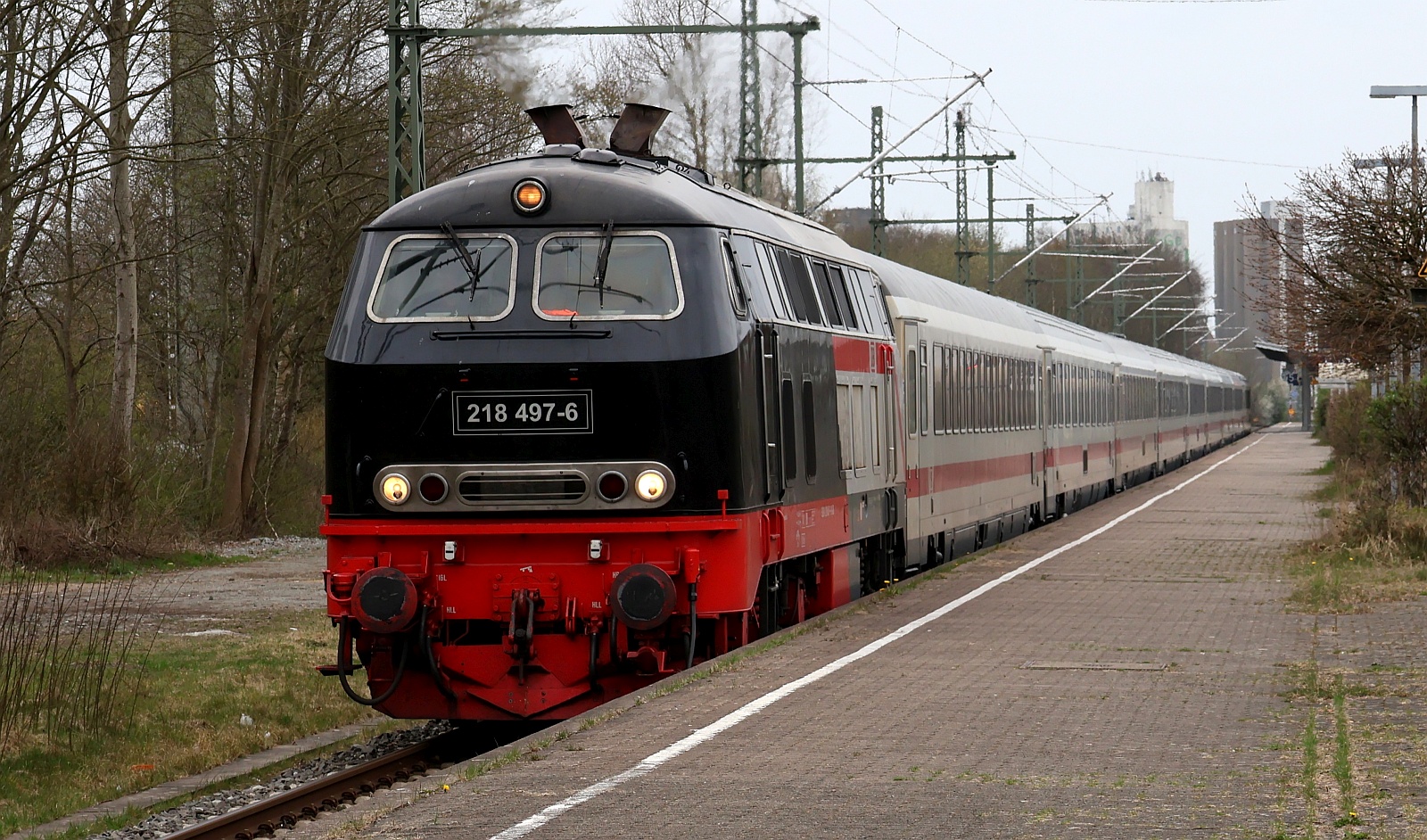 DB 218 497-6 verlässt hier lautstark mit dem IC 2311/2313 am Haken Husm gen Süden. 13.04.2025