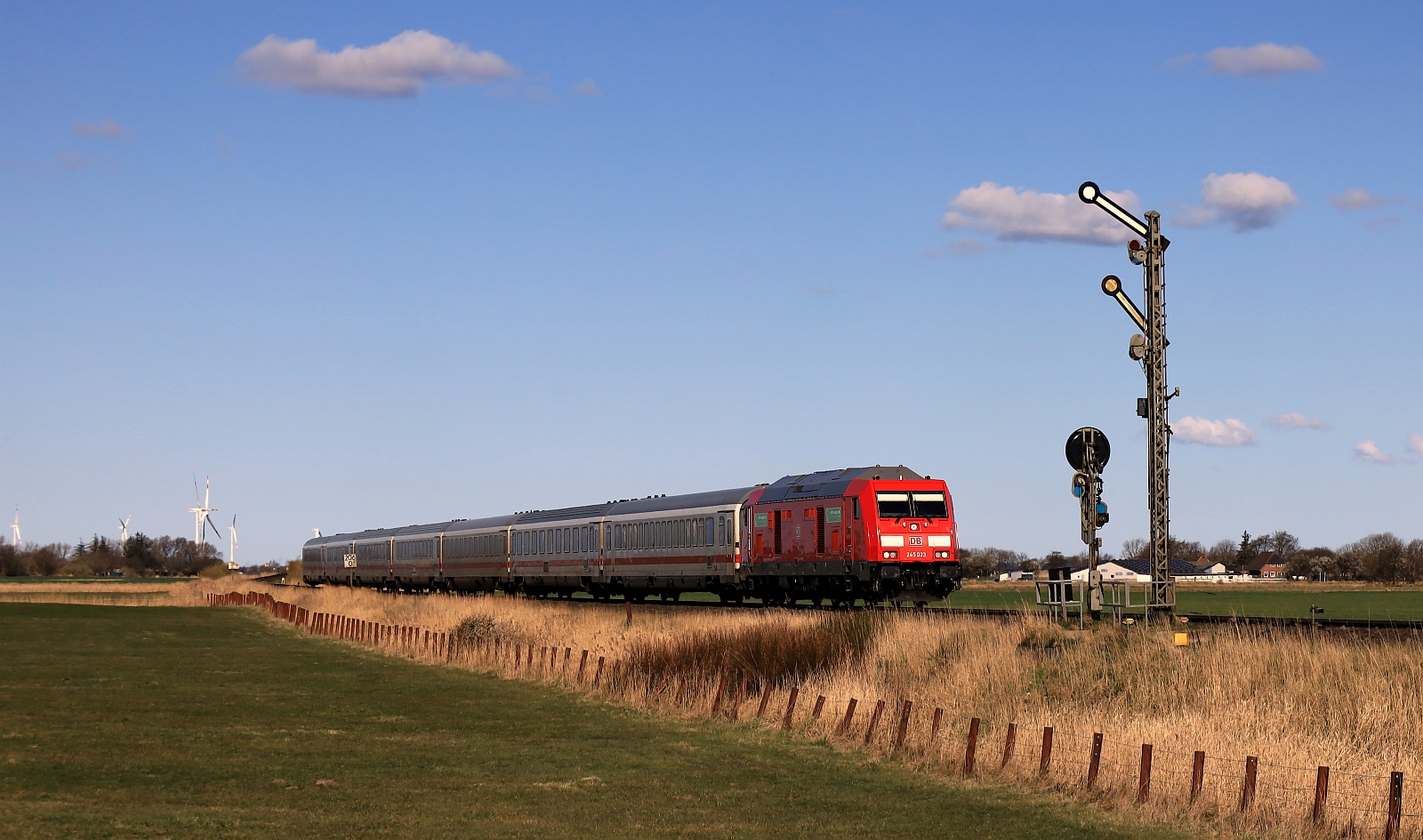DB 245 023 mit IC 2375. Lehnshallig 06.04.2025