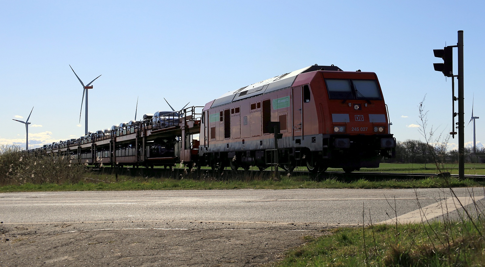 DB 245 027 mit SyltShuttle festgehalten am B� Lehnshallig. 06.04.2024