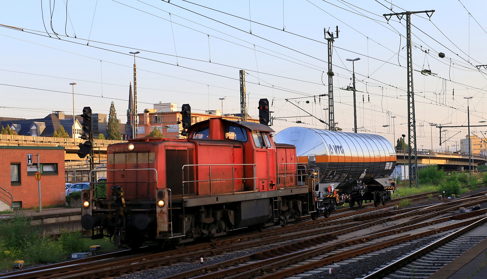 DB 294 899-0 mit VTG Kesselwagen auf Rangierfahrt Koblenz Hbf 11.09.2023
