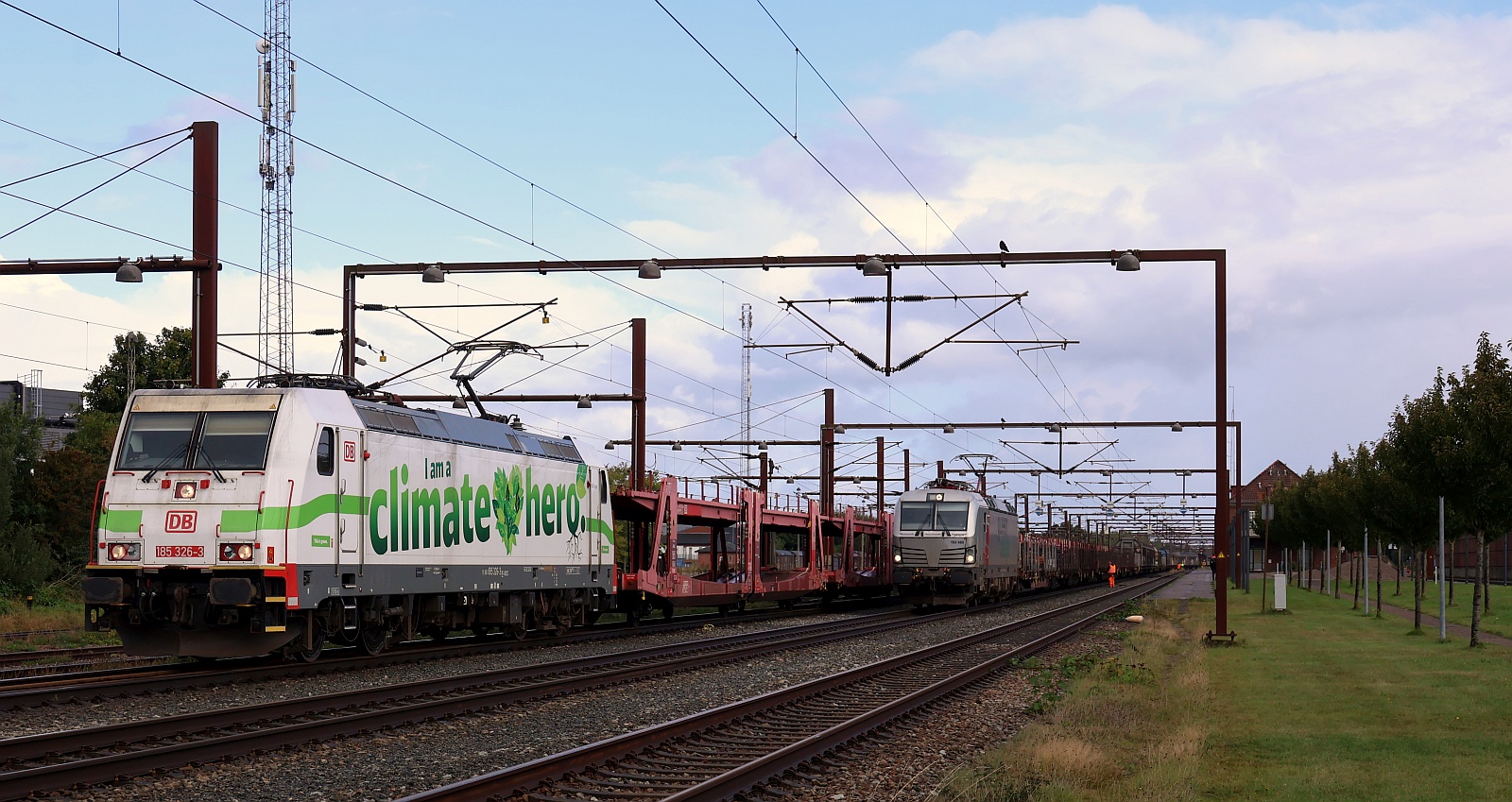 DBCSC 185 326-3 und Akiem/GreenCargo 183 480-1 mit jeweiligem Güterzug in Warteposition im Bhf Padborg/DK. 17.09.2025