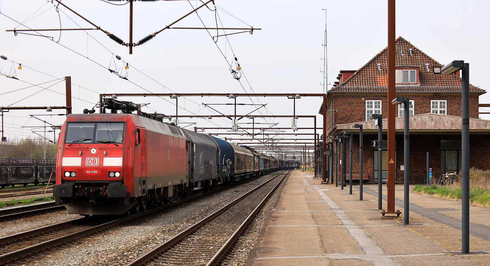 DBCSC EG 3102 REV/Cph/07.10.22 rollt hier mit einem Mischer an Haken langsam in den Bahnhof Pattburg/DK. 27.04.2024
