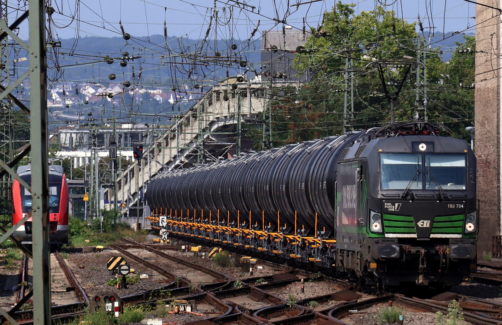 ELOC/RailForceOne 193 734-1 REV/MMAL/20.09.18 mit nagelneuen WASCOA Rail 4 Ward Biodiesel Kesselwagen. Koblenz Hbf 12.08.2025