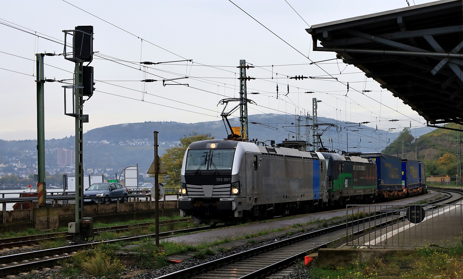 Railpool/TXL 193 991-7 + 193 266-4 mit Walter KLV Durchfahrt Bhf R�desheim am Rhein. 24.10.2023
