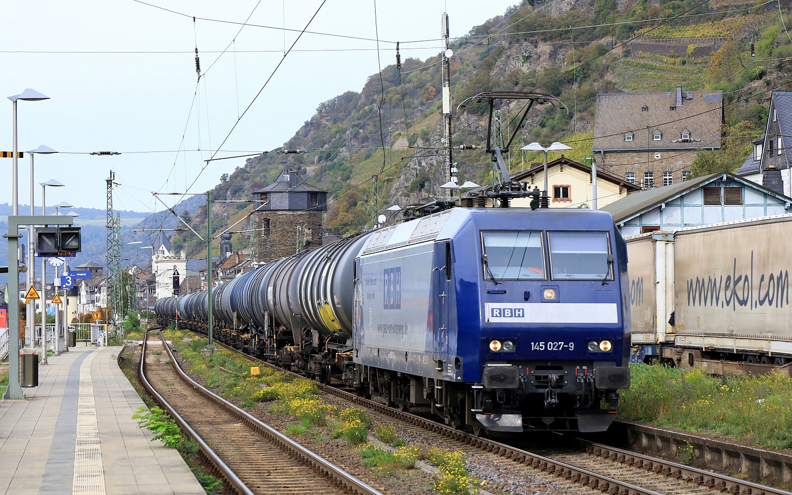 RBH 145 027-9 mit �ler unterwegs gen R�desheim. Kaub 23.10.2023