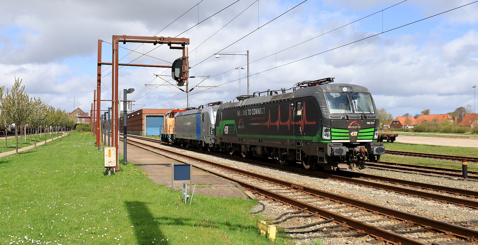 RSEJ/TXL 322 220 127 + RP 193 991-7, REV/MMAL/20.05.19 und ELL/ELOC/TXL 193 277-1 REV/Lz/17.02.23 wurden mal eben zur Seite rangiert. Pattburg/DK 14.04.2024