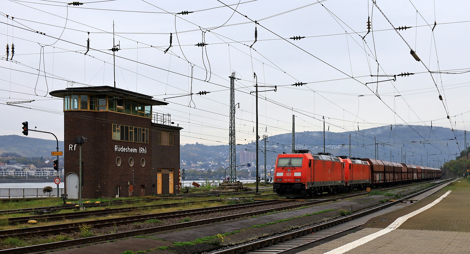Stellwerk  Rf  und 185 310 + 256 mit Kohletransport abgestellt am Bhf R�desheim/Rhein. 24.10.2023