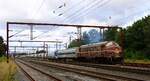 SRP Litra MY 1148 + RailAdv Habfis + 57/6723+19+22+17+16+05+11+07+04 + RailAdv Habfis mit der �blichen Zweitakter Wolke bei dr Abfahrt nach Pattborg/DK.