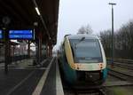 Im Fahrplan als neg 5702 und im Bahnhof als RB 66 steht der Arriva AR 1028 nach T�nder-Esbjerg abfahrbereit im Bahnhof Nieb�ll.