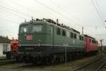 Die grüne DB 150 155-0 ist bereits zusammen mit der 150 149-3 in ihrem Heimat-Bw Kornwestheim
z-gestellt, 31.10.2000 